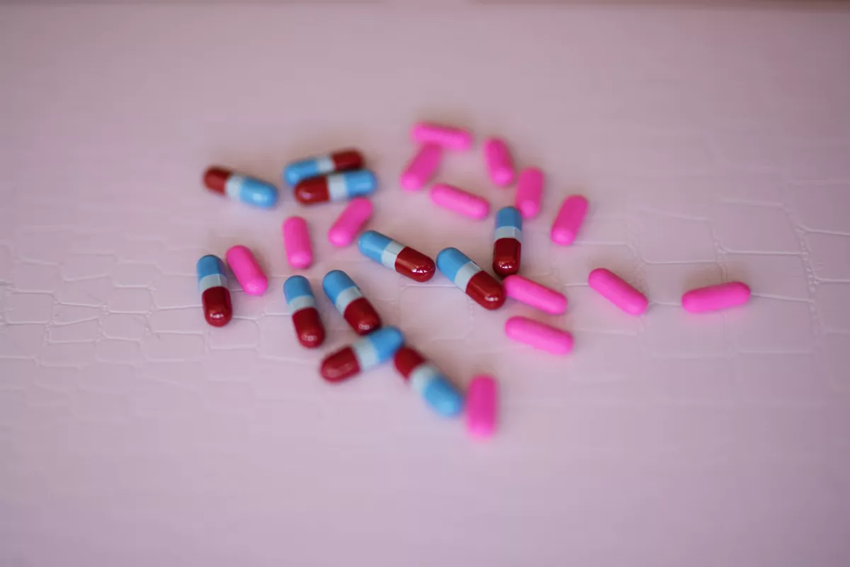 吞膠囊錠劑只喝2口水 女大生食道表淺性潰瘍