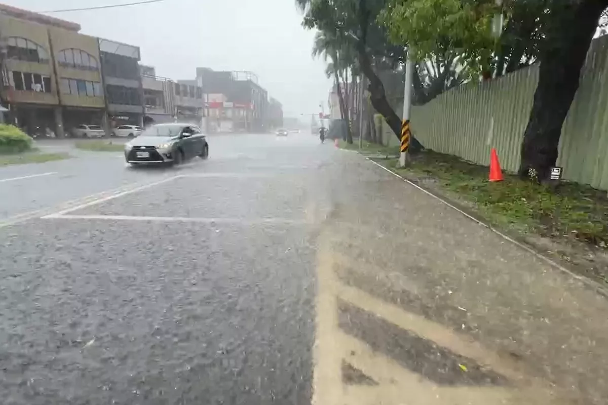 水淹宜蘭 多輛車子動彈不得