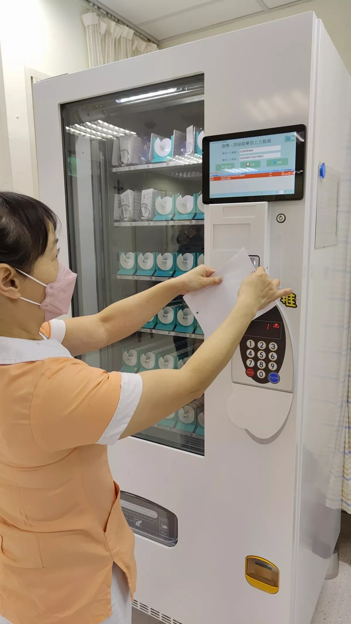 馬偕引進智能藥櫃 取用疫苗像販賣機一樣方便