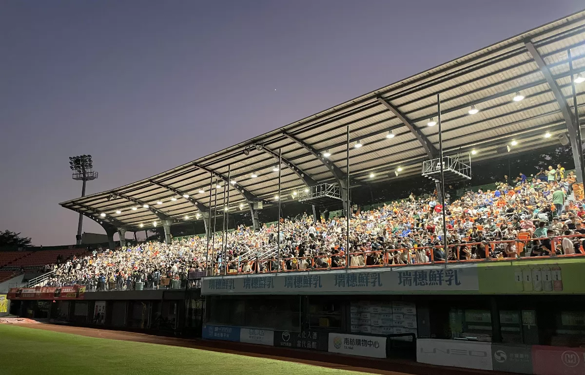 全台唯一球場轉播！台南棒球場加碼開放 3000球迷爆棚