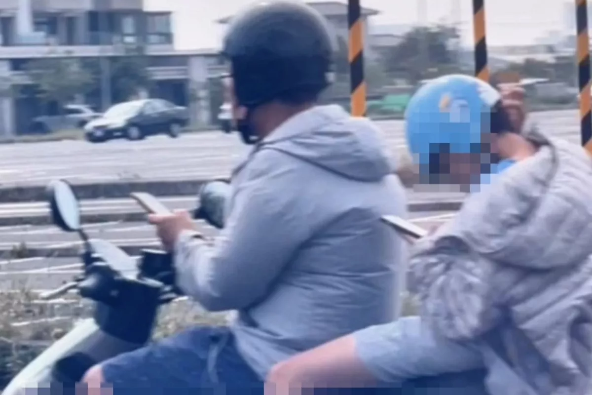 科技亂象叢生  男子騎機車滑手機後座小孩也一樣