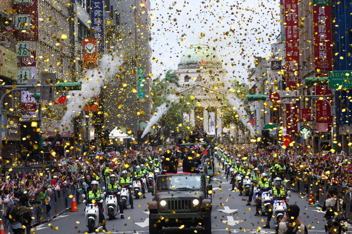 12強／中華健兒大遊行 萬人湧英雄谷相挺