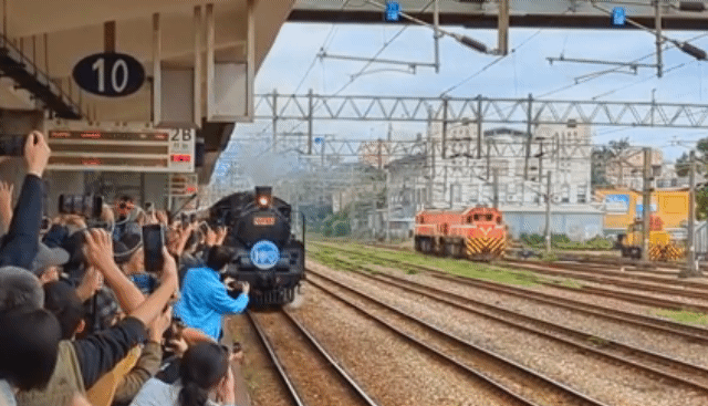宜蘭鐵道通車百年  蒸機女王CT273簇擁中進站