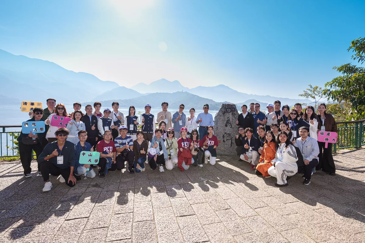 馬英九率陸生團遊日月潭 馬龍持續高人氣