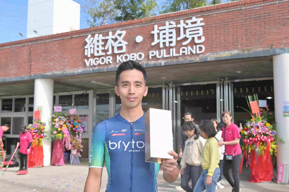 家鄉味文化交流 自由車國手盧紹軒用鳳梨酥傳遞南投精神