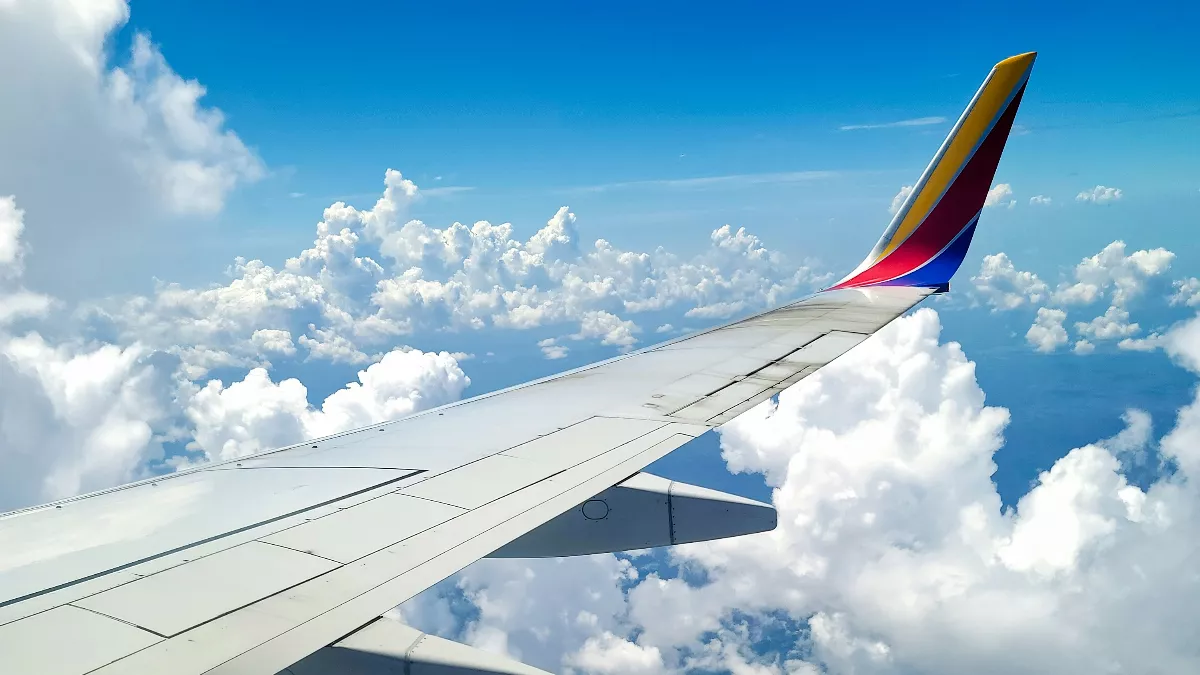 美國知名航空下令   18,000呎機艙服務暫停全員繫安帶