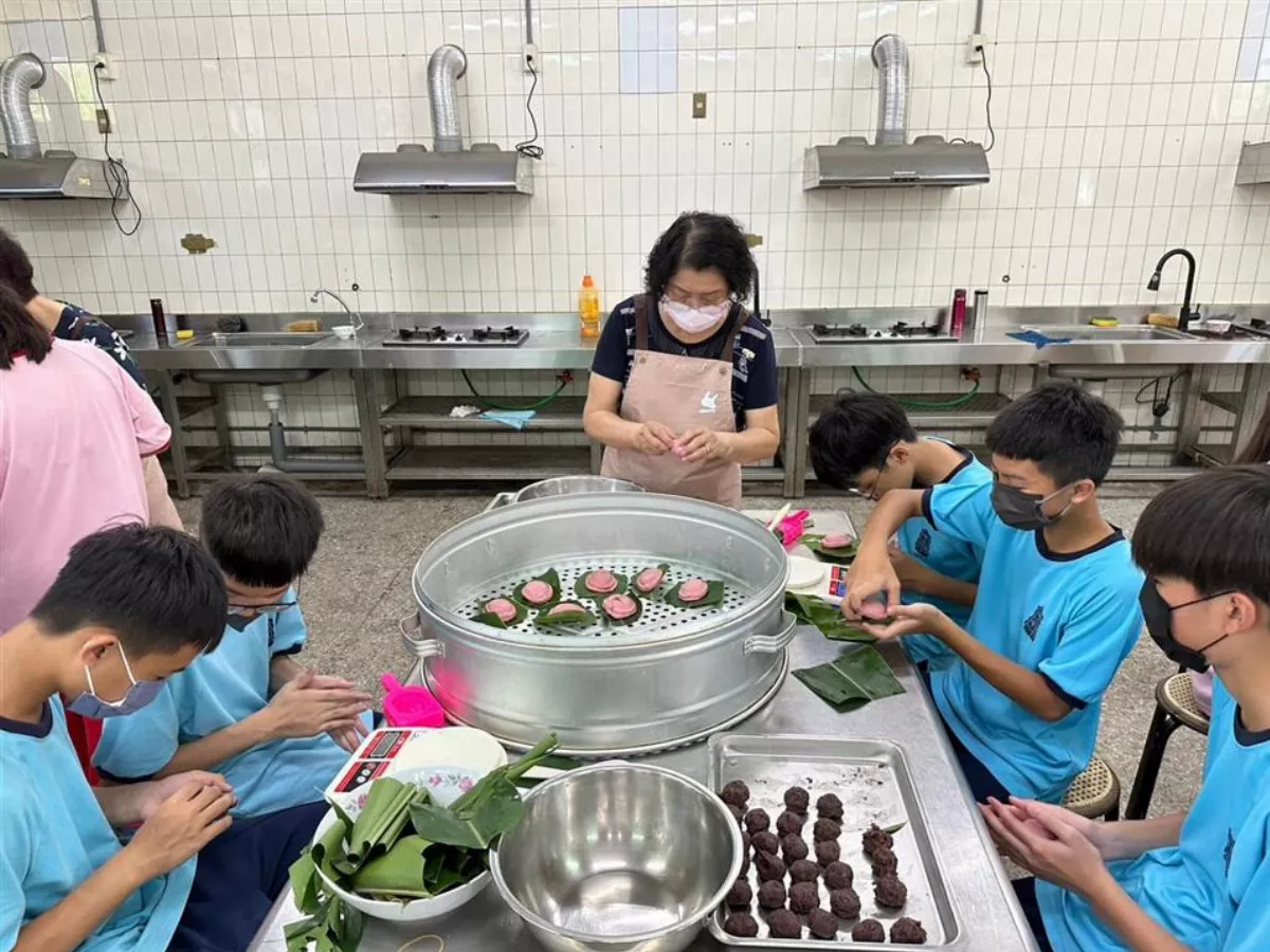 力推品德教育生活化  花中發揚三好校園精神