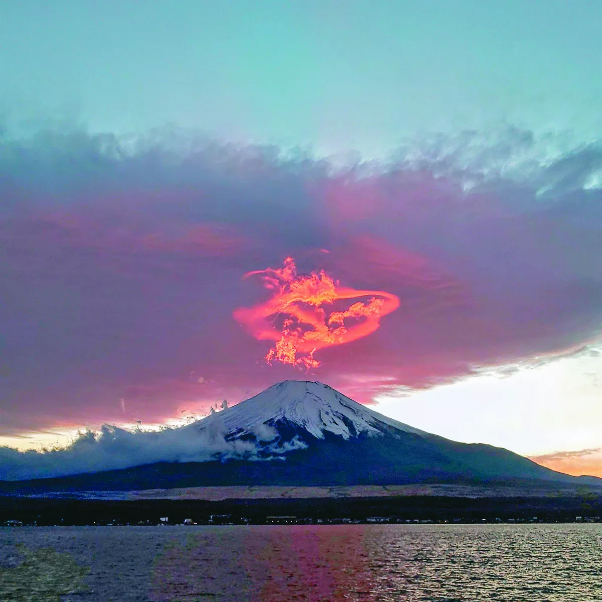 火龍盤旋富士山上空 民眾爭睹 