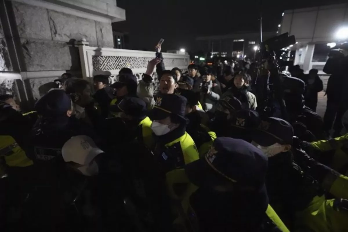 南韓全國戒嚴軍隊進駐國會  民眾集結抗議釀衝突