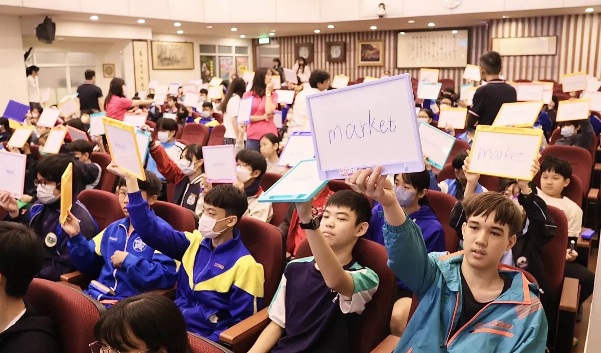 識字量大PK 「英文單字王」分享從小閱讀小說