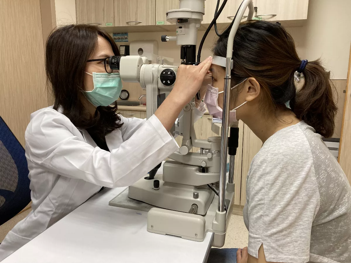 眼睛癢、紅、乾可能蠕型蟎蟲作祟 茶樹精油治療可改善