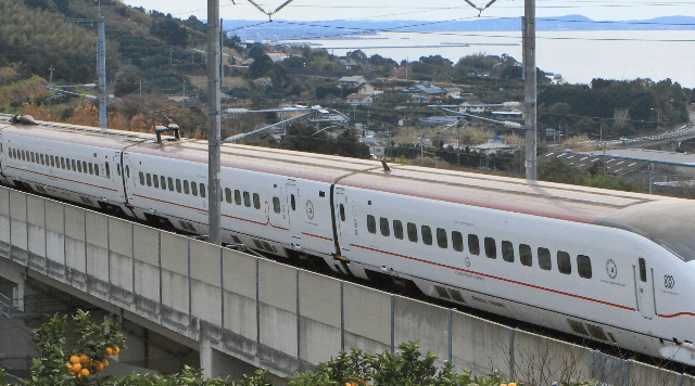 日本新幹線列車意外  行駛中撞上倒木