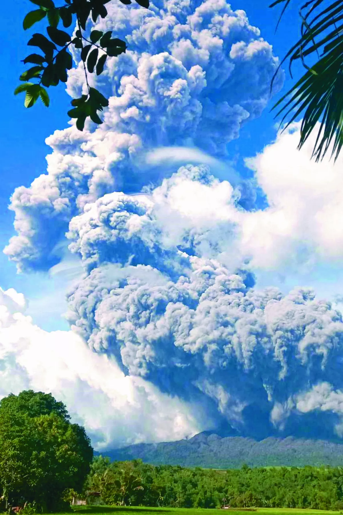 菲火山噴發 煙雲竄天際