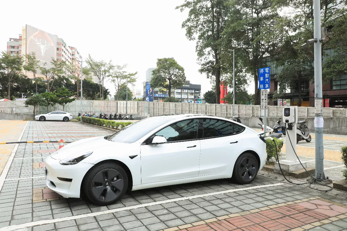 台中電動車逾1.1萬輛 明年元旦起充電收費