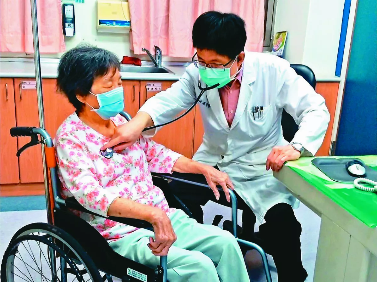 坐輪椅仍堅持看診 張常勝造福偏鄉醫療