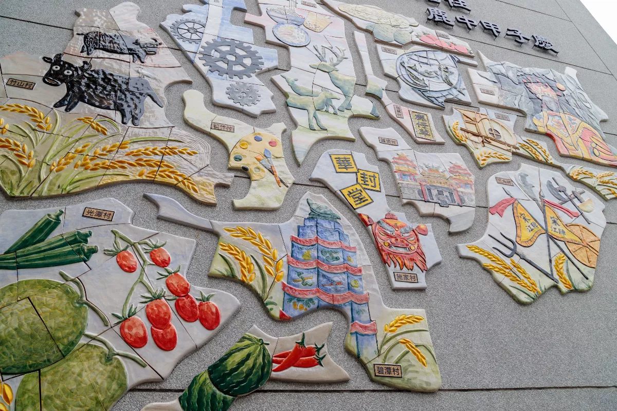 師生校友共創陶板牆 藝術下鄉展成果