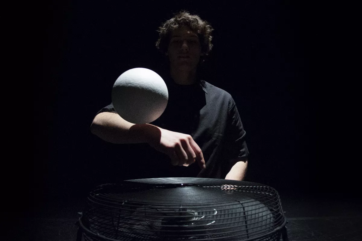 藝術家薩魯斯特里 以保麗龍書寫詩意的物件劇場