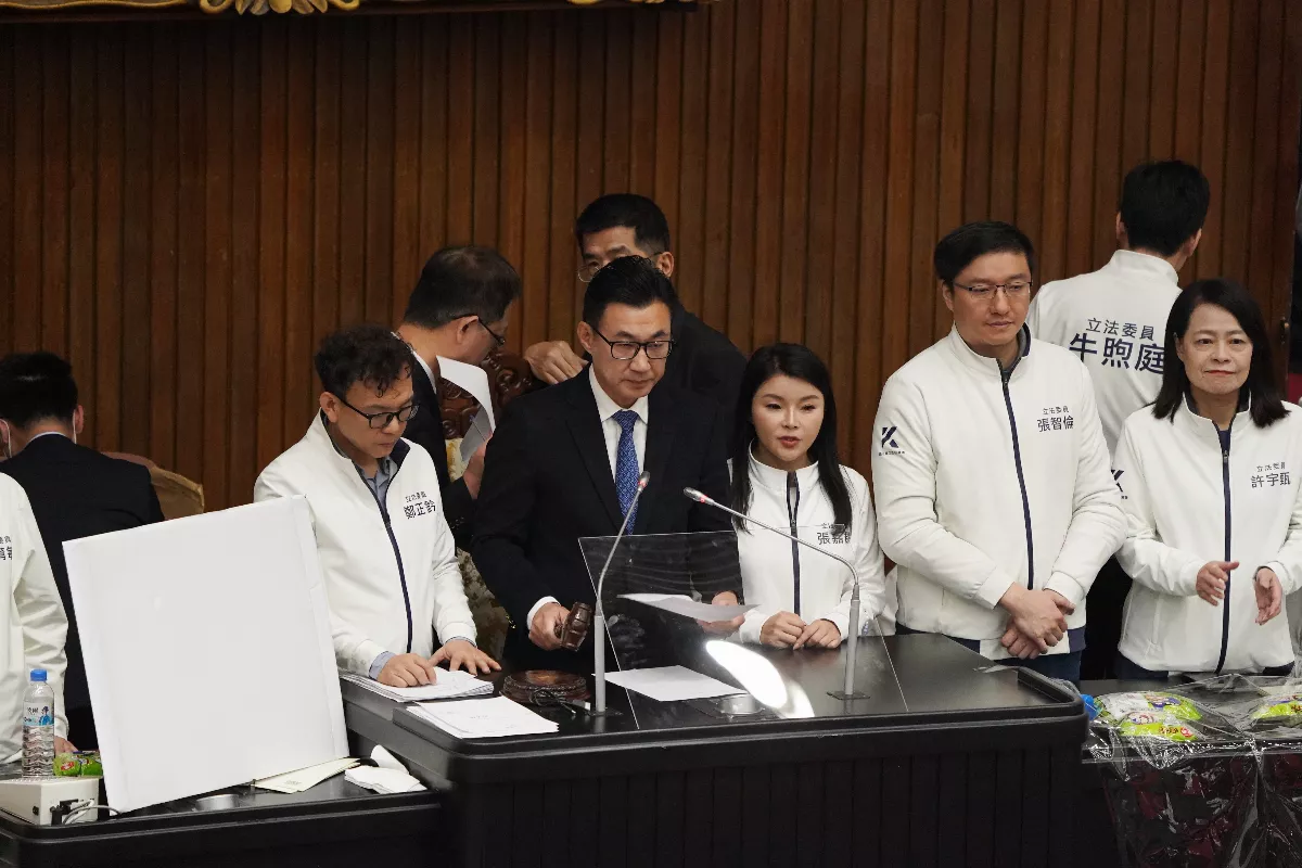 選罷法衝突中三讀修正 罷免連署應附身分證正反影本
