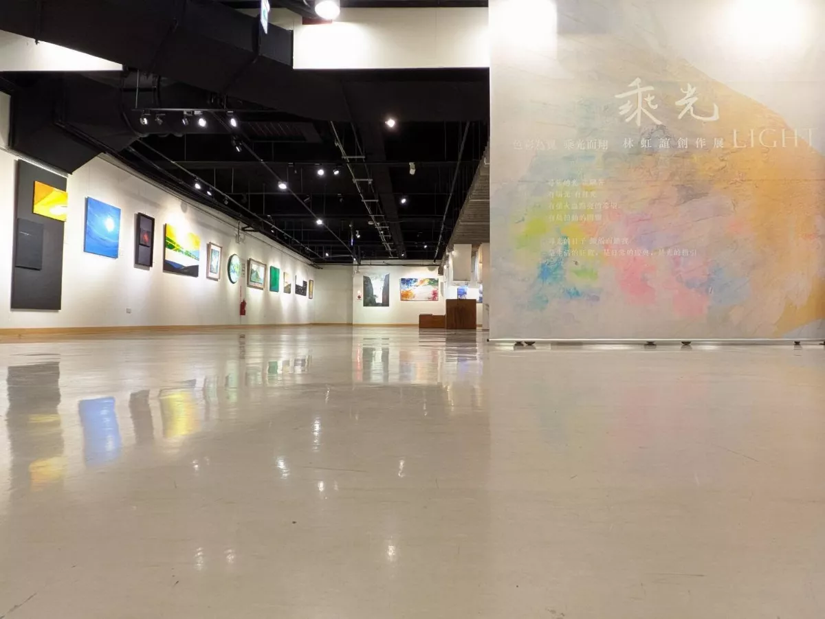色彩為翼 林虹誼「乘光」創作展開幕