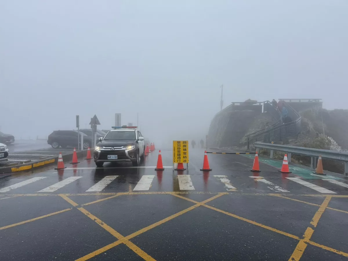 合歡山區路面結冰 車輛管制須加掛雪鏈