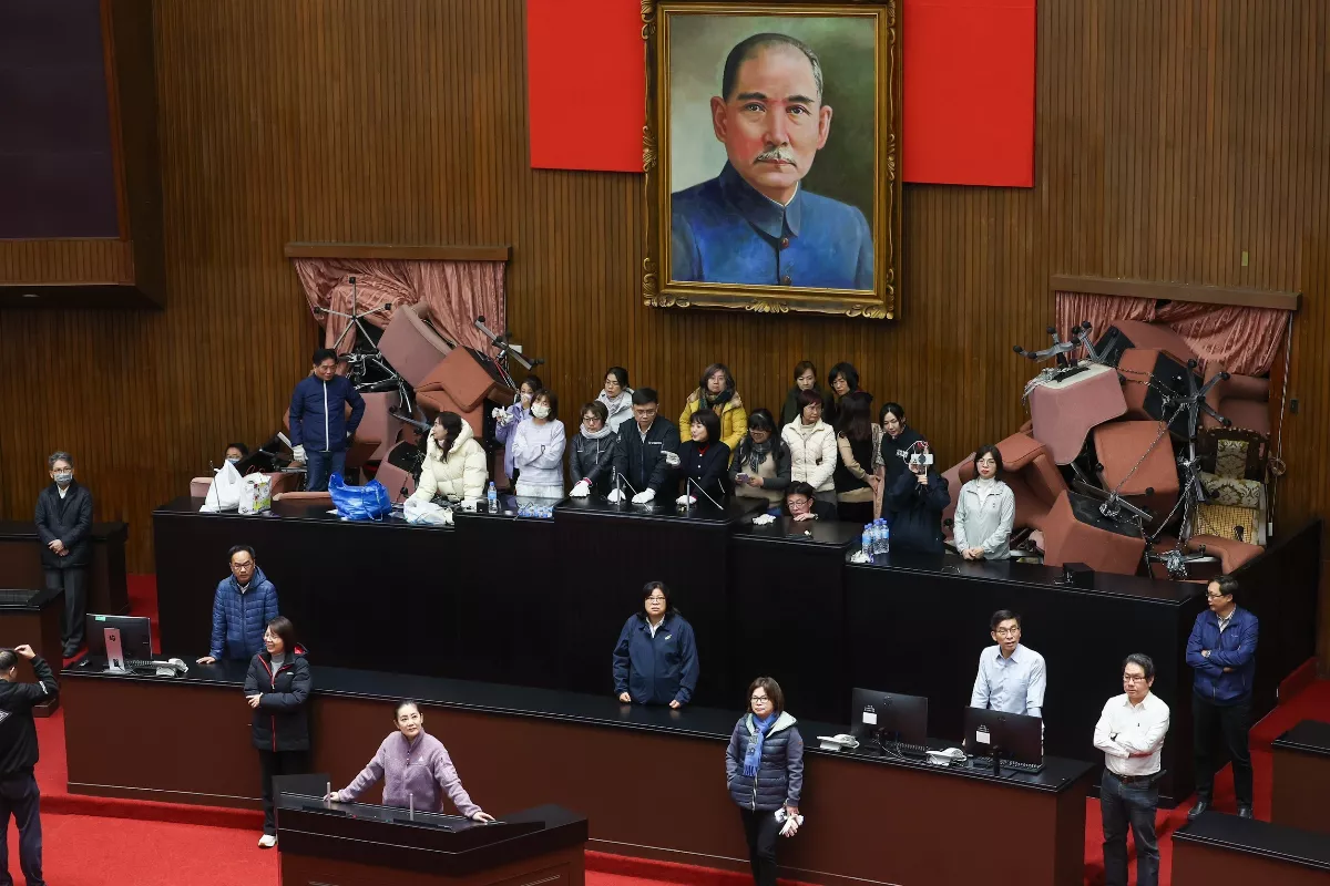 社論--立法院修民主三法
