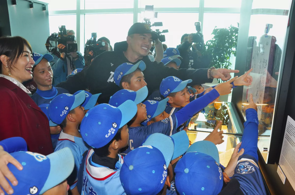 中職／朱育賢逛展遭國小生逼問 「為什麼去味全龍？」