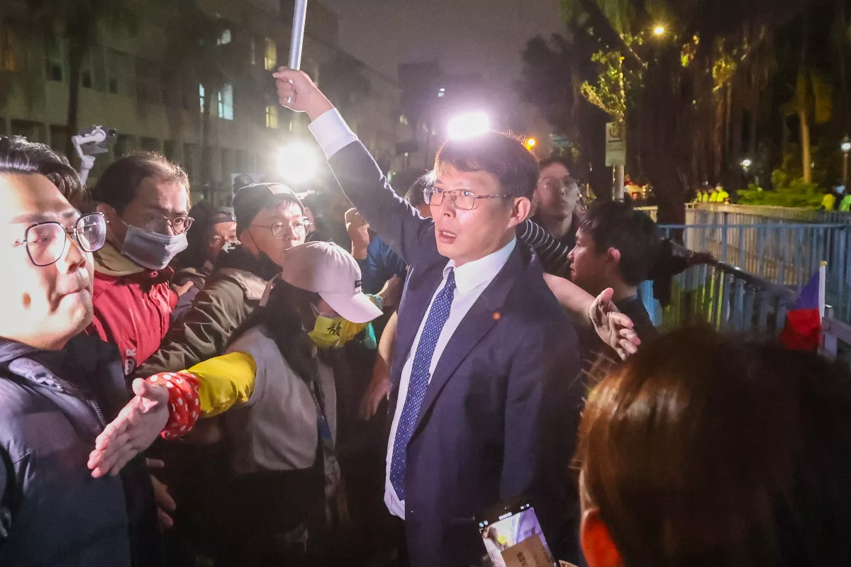柯文哲不認收賄指控  庭外支持者聚集聲援