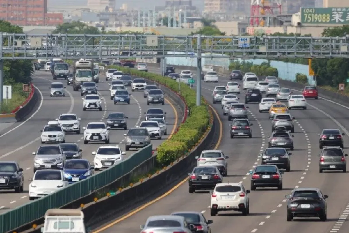 國道行駛正確使用燈光 提高行車安全