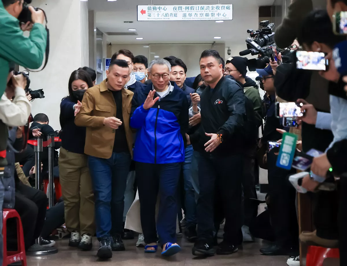 柯文哲交保步出法院   露出久違微笑