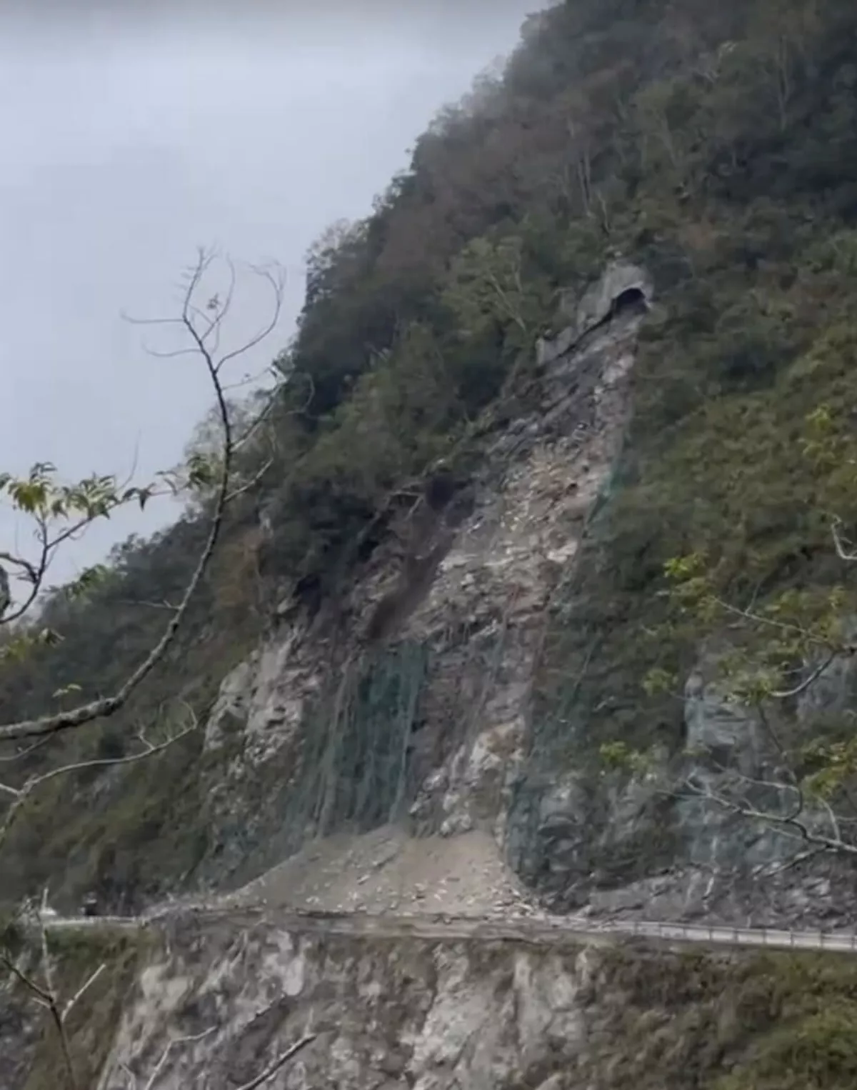 台8線花蓮西寶段坍方持續落石 搶修團隊待命