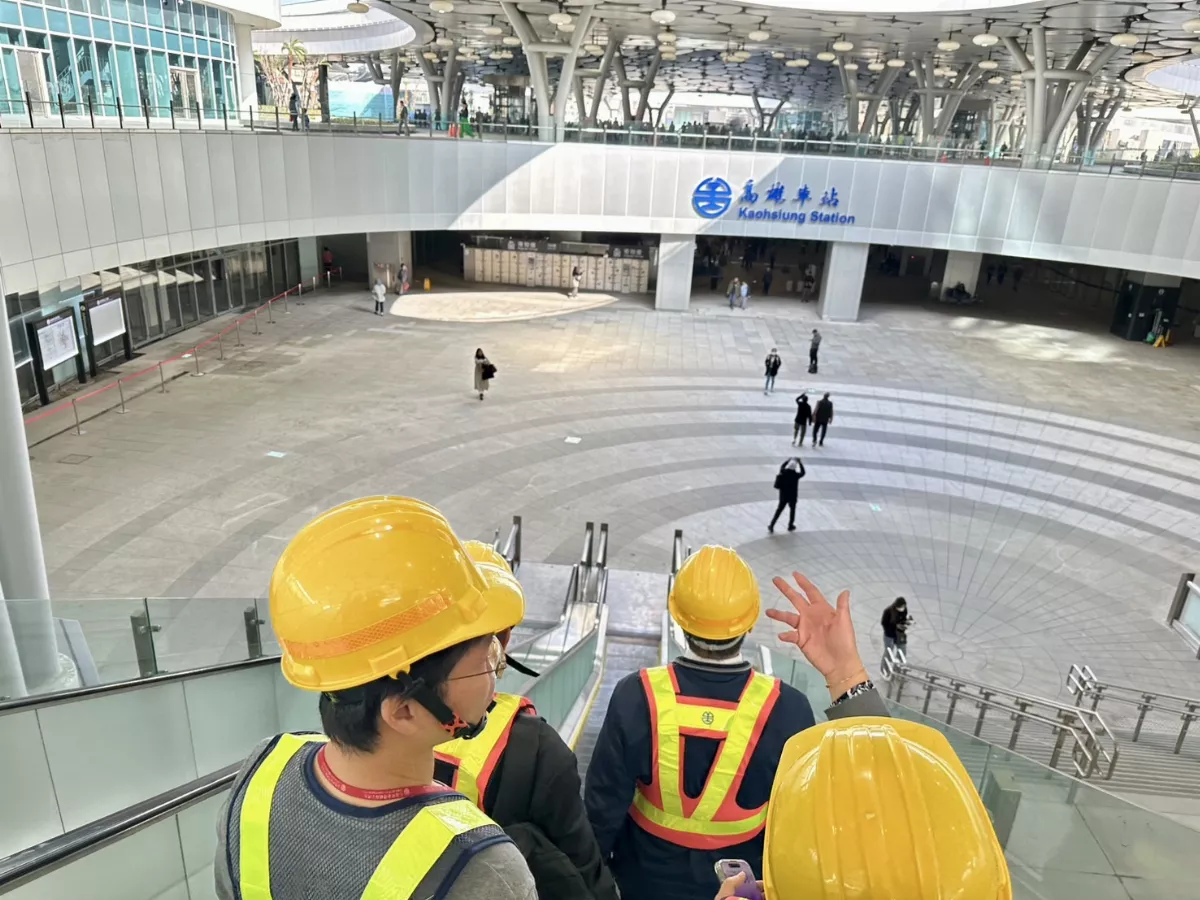 高雄車站廣場天棚啟用 台鐵推高雄、鳳山站商業大樓招商