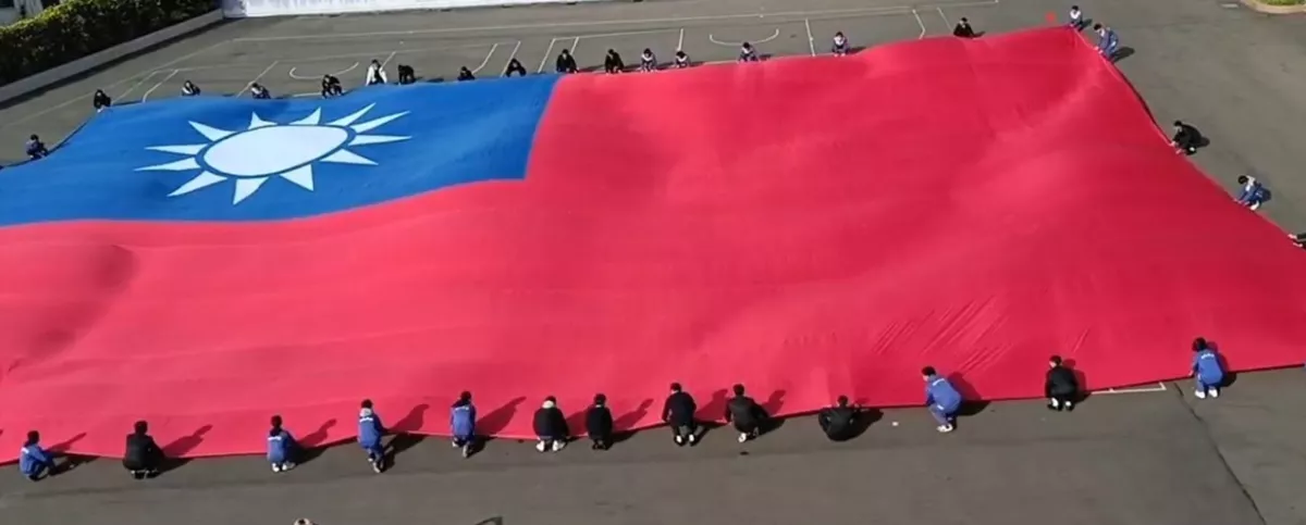 桃市元旦升旗典禮有驚喜   36米巨幅國旗現身