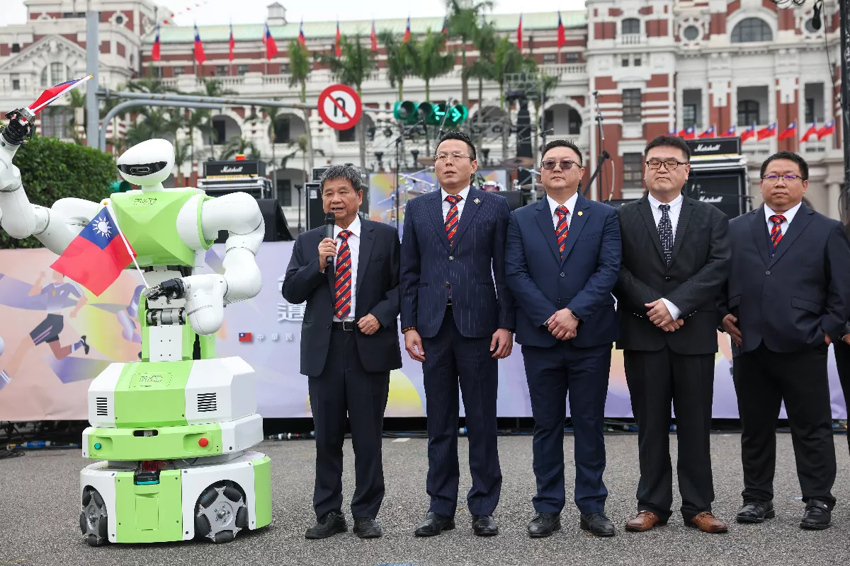 元旦升旗典禮 百工百業代表領唱國歌