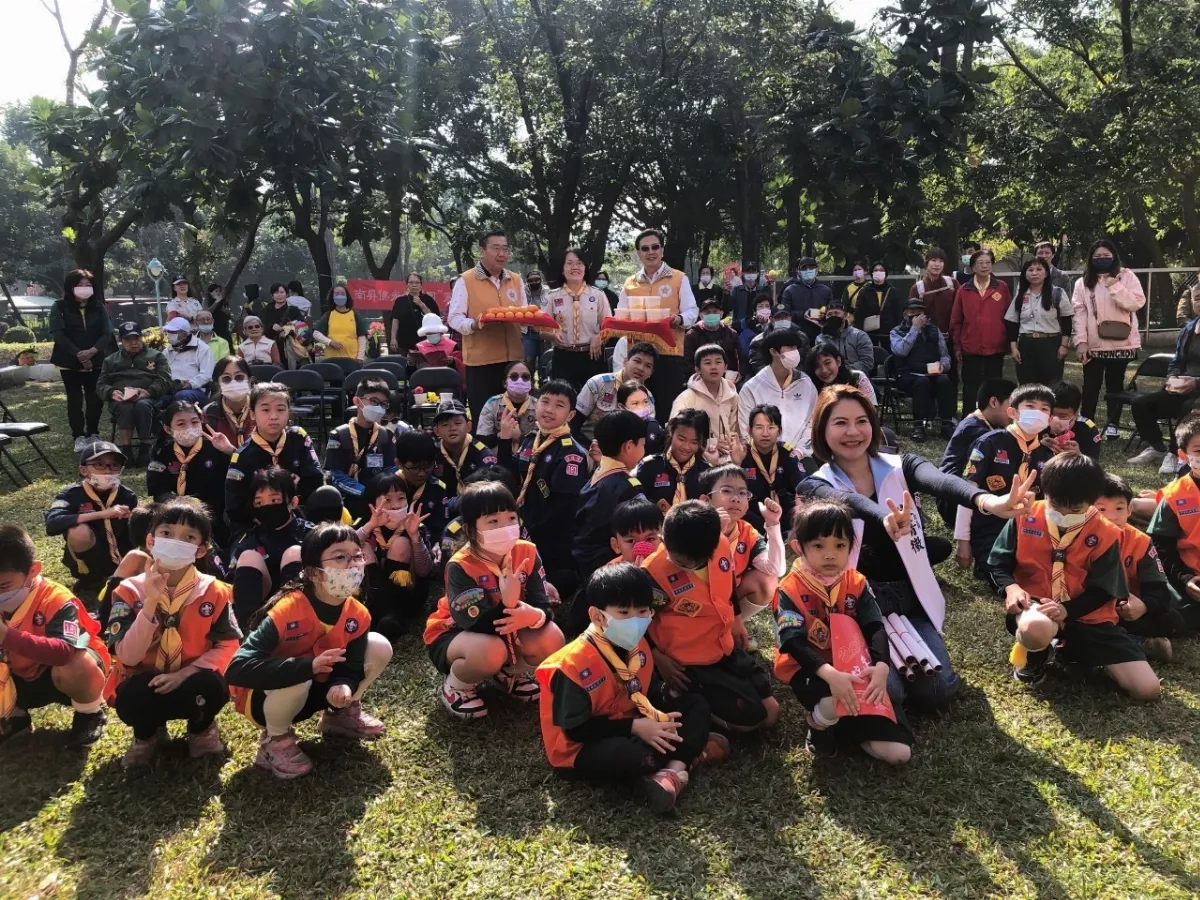 南屏佛光童軍臘八粥送暖 高雄榮家長輩超暖心