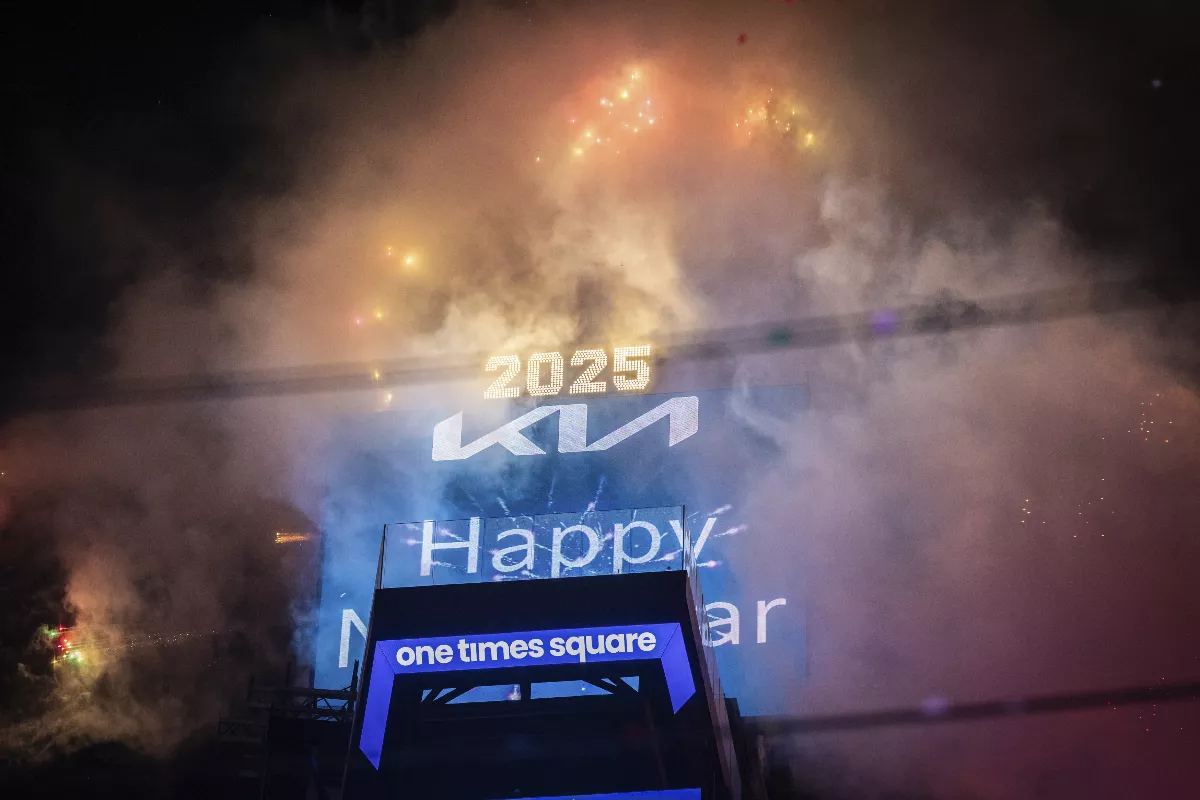 時代廣場水晶球降落迎2025 百萬人齊聚歡慶