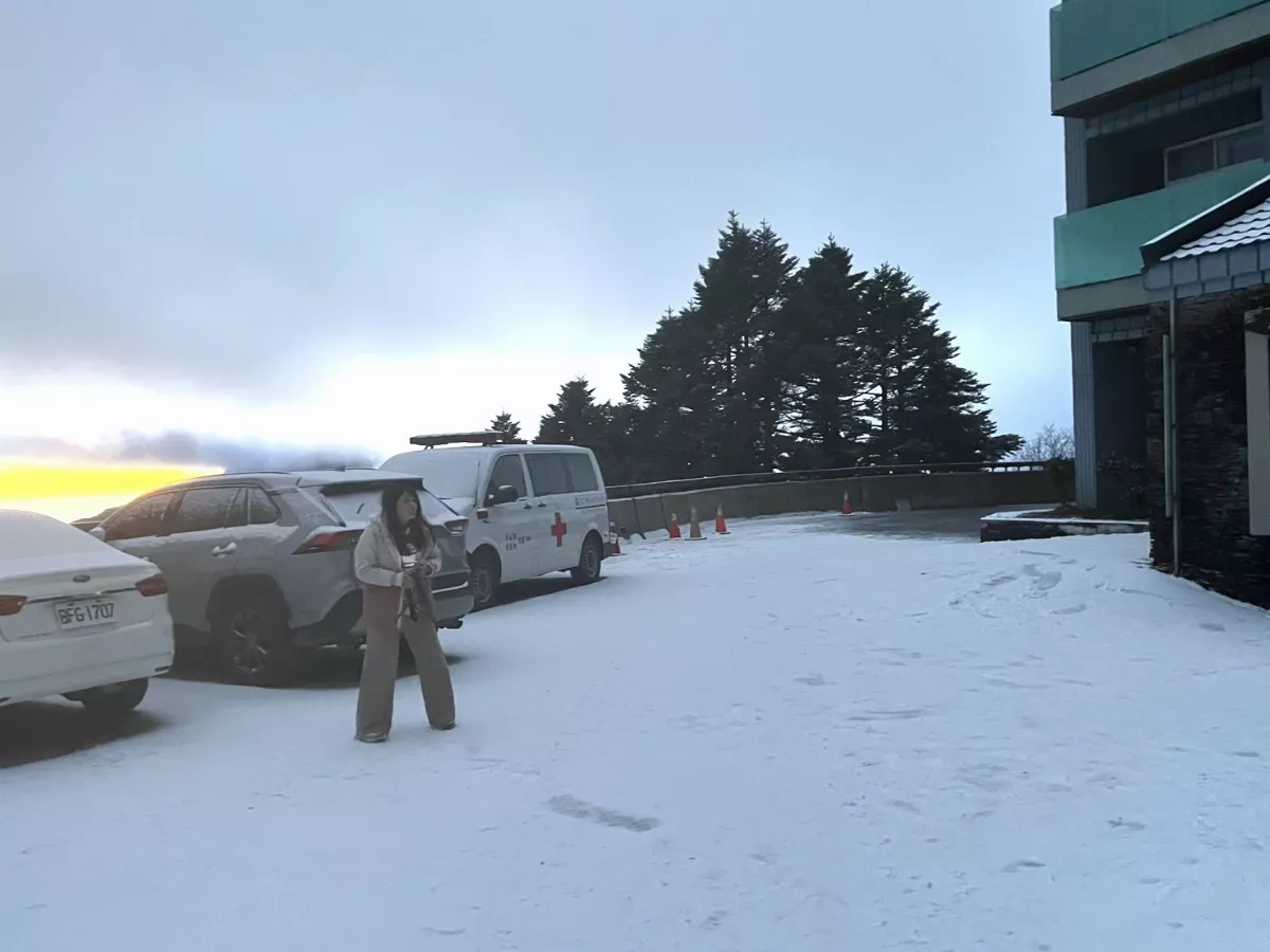 合歡山飄瑞雪  遊客追今年首場雪景