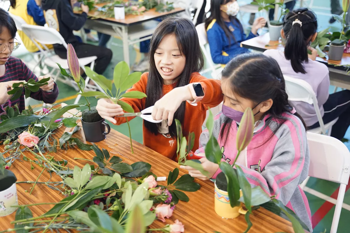 「花現幸福列車」進校園 同學體驗與花對話的美學