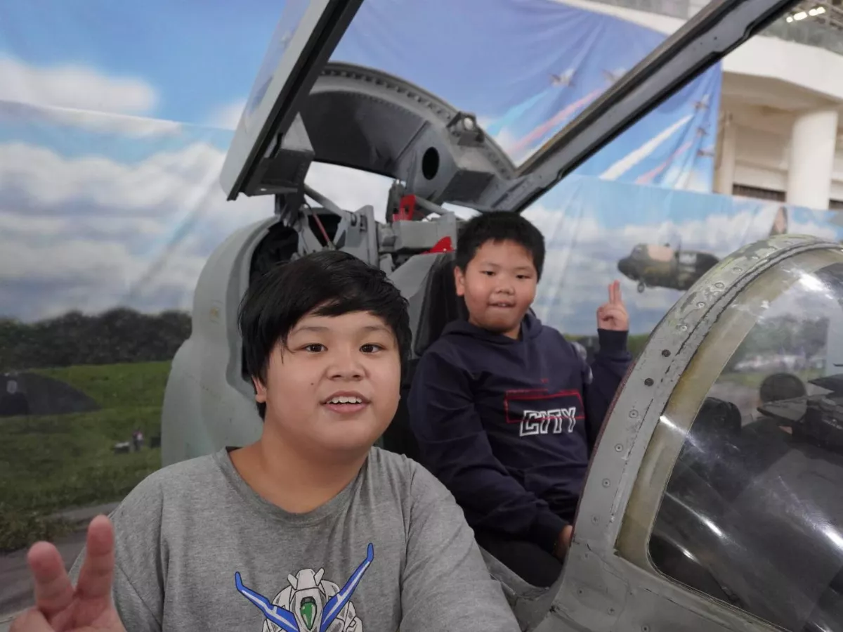 許一個飛行夢想 小學生模擬飛機駕駛翱翔天際 