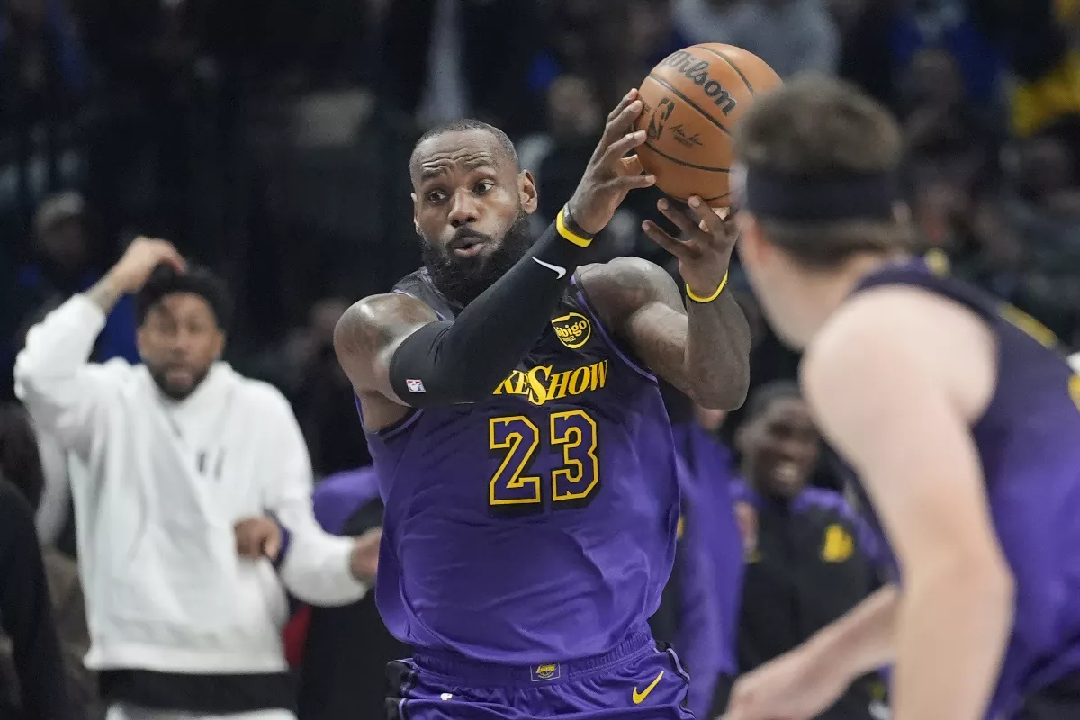 NBA／不老詹皇 40歲還能左手大車輪爆扣