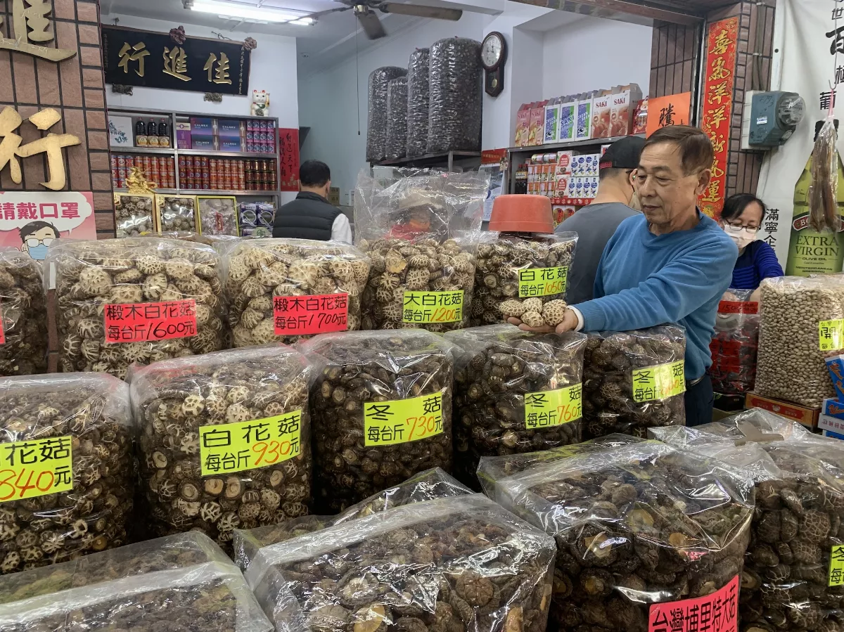 辭舊迎新蛇來好運 高雄年貨大街開跑了 