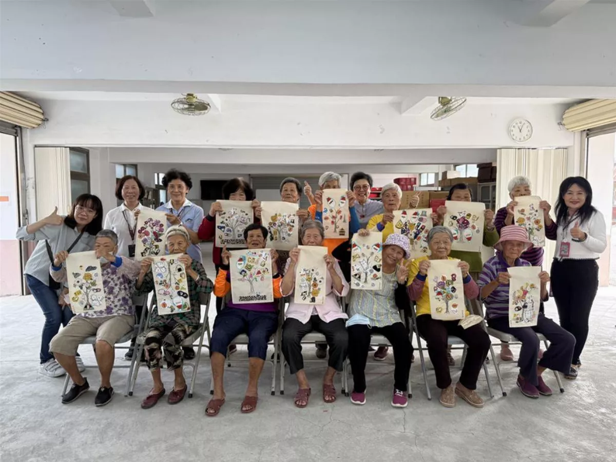 故宮南院織品牌卡 喚起長輩生命記憶