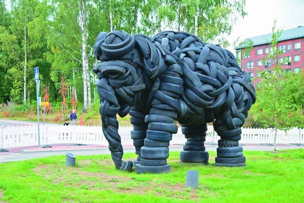 浪浪享家 廢輪胎變愛心窩