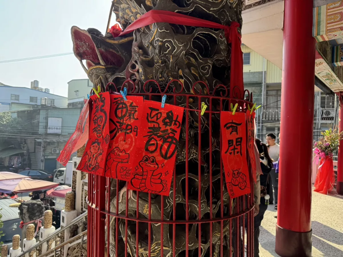 師生揮毫寫春聯 社區民眾歡喜同樂迎春