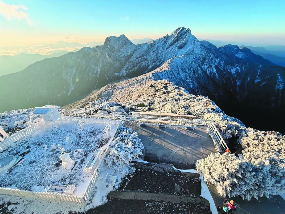 陽光積雪 相映成輝