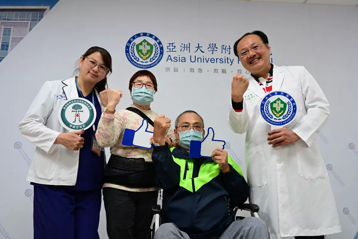 右手執刀左手持麥 暖醫治病也治心