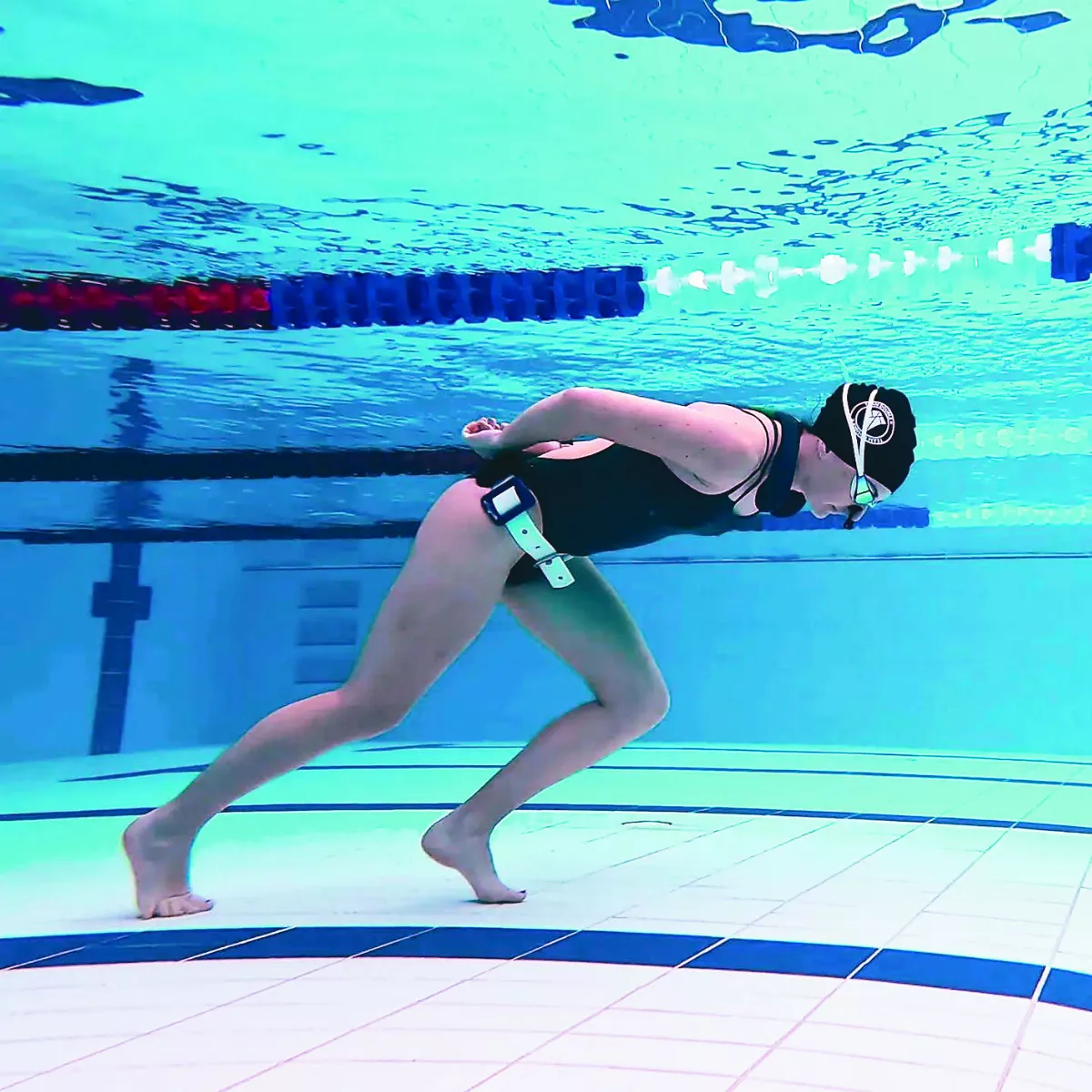 女子水下閉氣走112.83公尺  破紀錄