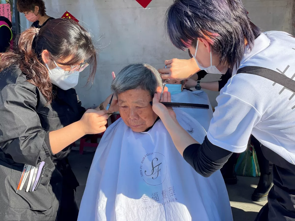 嘉基為長照長者提前圍爐過年   阿公阿嬤笑開懷 