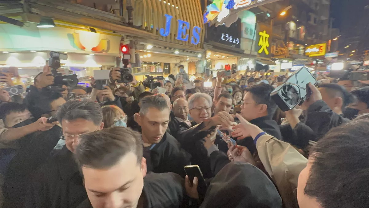 黃仁勳逛逢甲夜市被擠爆 行程被迫喊卡