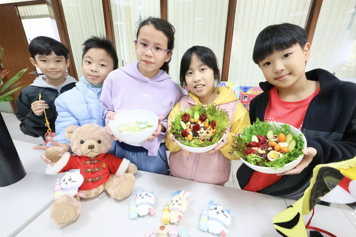 元氣滿滿 小學生自種有機蔬菜享受健康早餐吧