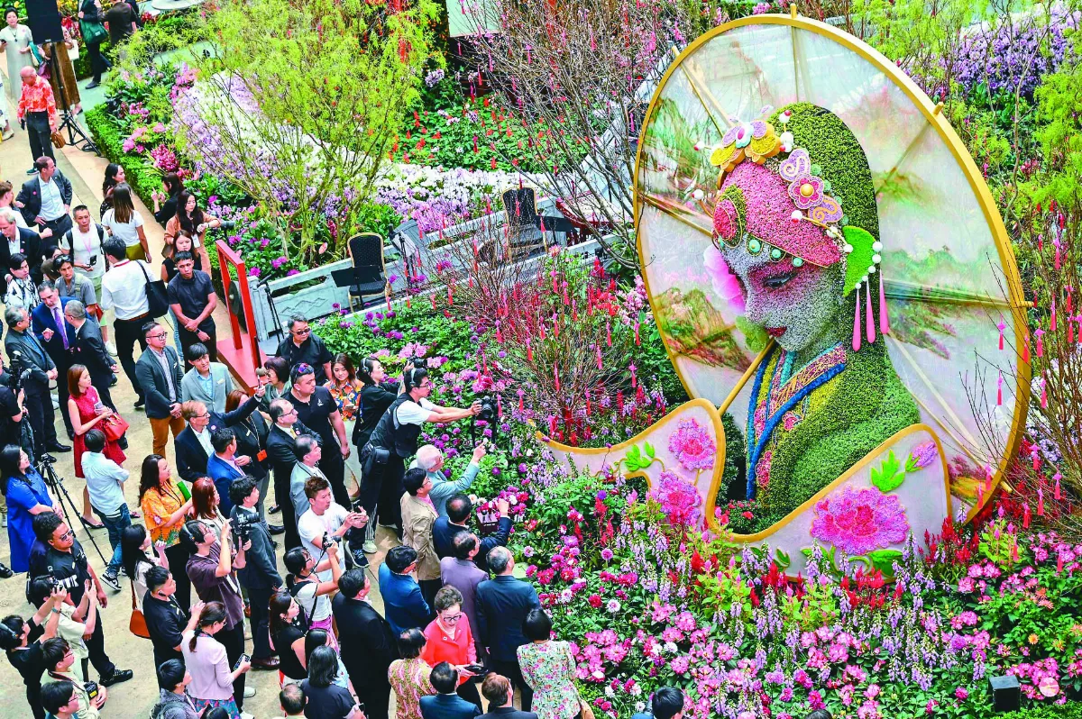 白蛇傳花藝雕塑 吸引遊客駐足